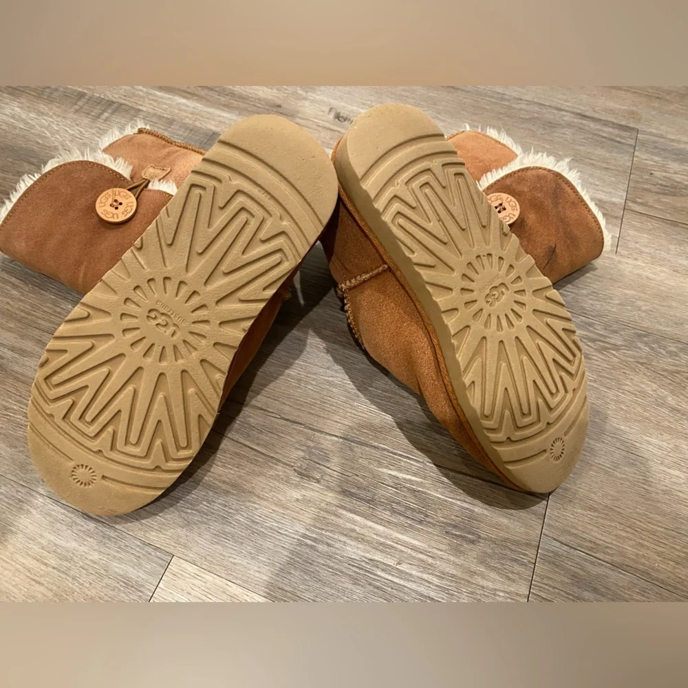 UGG Bailey Button Triplet II Boot - Picture 4 of 9